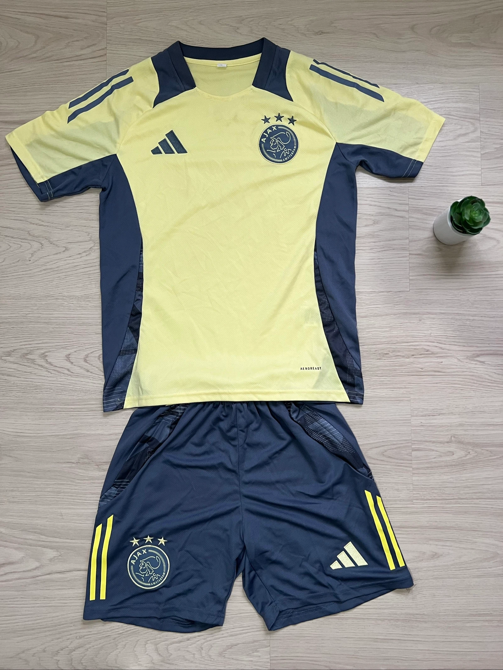 Ensemble Ajax jaune